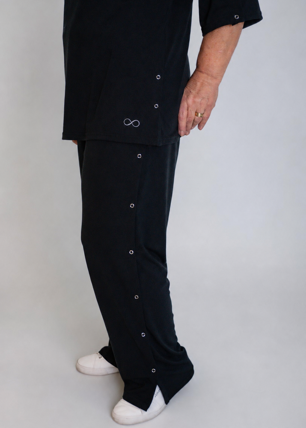 Calça com abertura lateral